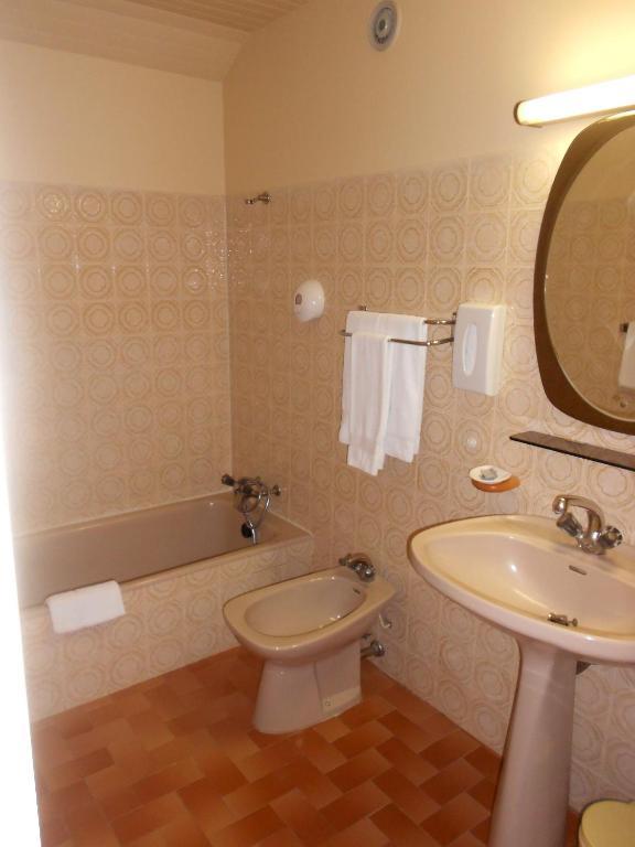 Hotel Les Barnieres Guillestre Quarto foto